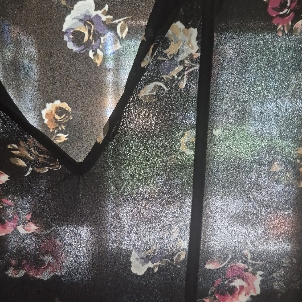 Blousology Chic Black Floral Blouse with Ruffle Cap Sleeves 1x Plus Floral Poly - Picture 6 of 9
